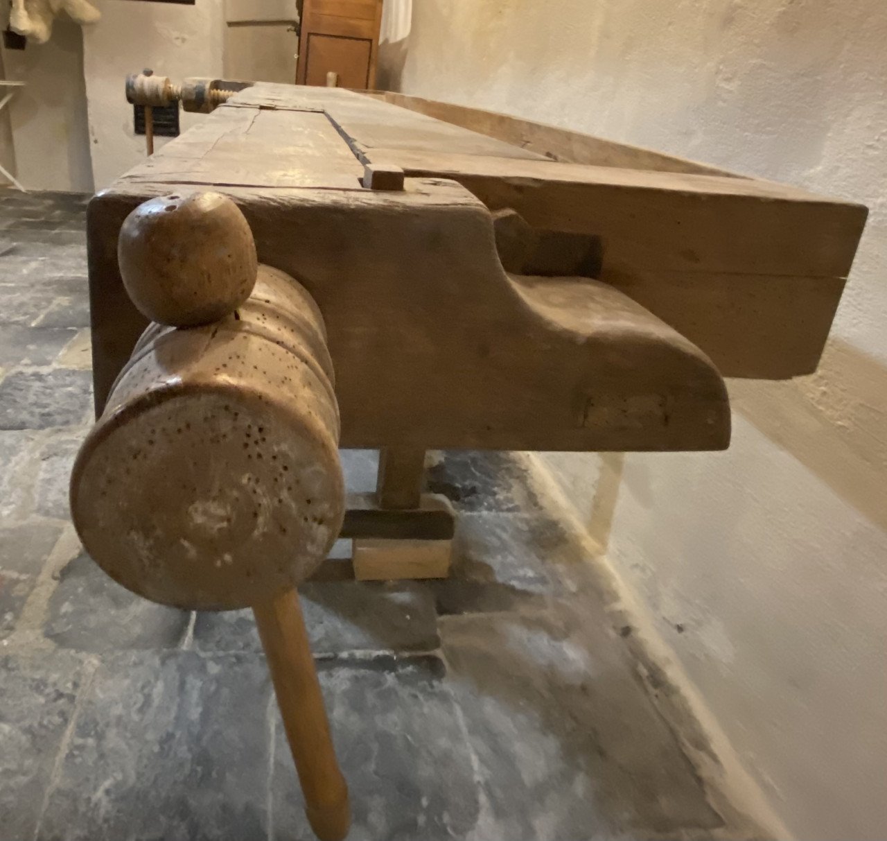 Antieke houten werkbank 175 jaar oud