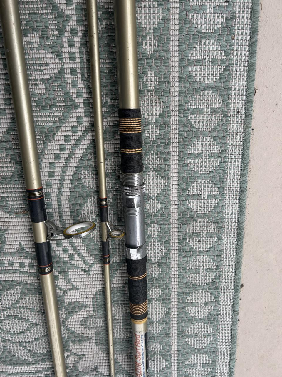 Te koop twee maal wat oudere zeehengels in goede staat