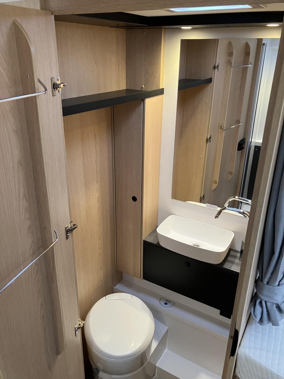 Prachtige nieuwe 4 pers. camper huren? Te koop camper uit 2023!