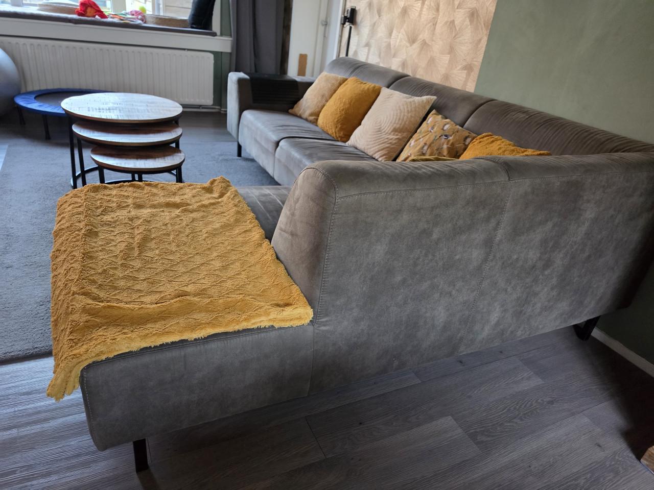 Mooie grijze hoekbank met hocker