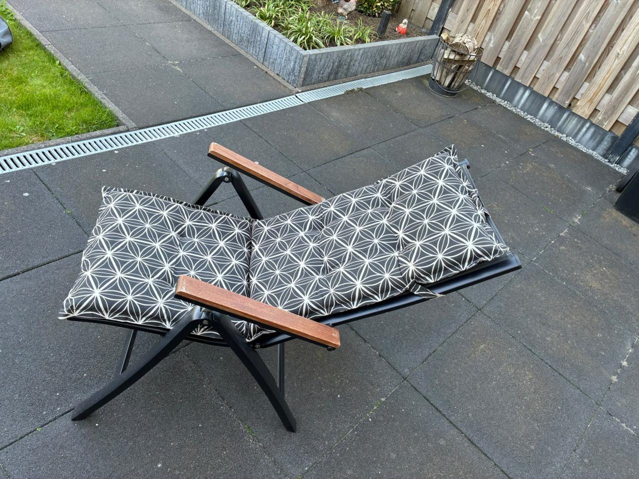 Tuinset, tafel met 4 stoelen met kussens met opberghoes