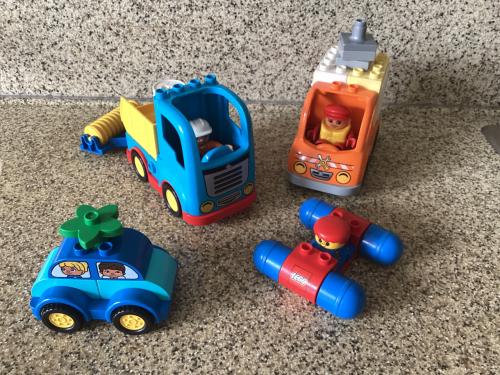 Autootjes inclusief bestuurders.     Lego. Duplo.