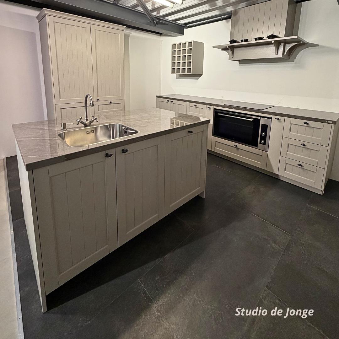 Showroomkeuken te koop – landelijke keuken met kookeiland