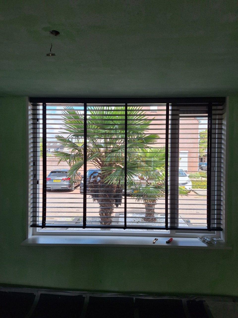 Zwarte shutters / jaloezieën