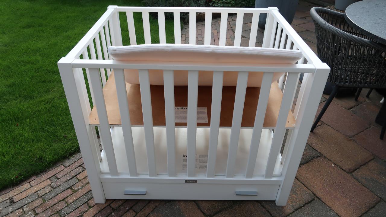 Mooie witte Bopita box met lade + matras + hoeslaken. In hoogte verstelbaar
