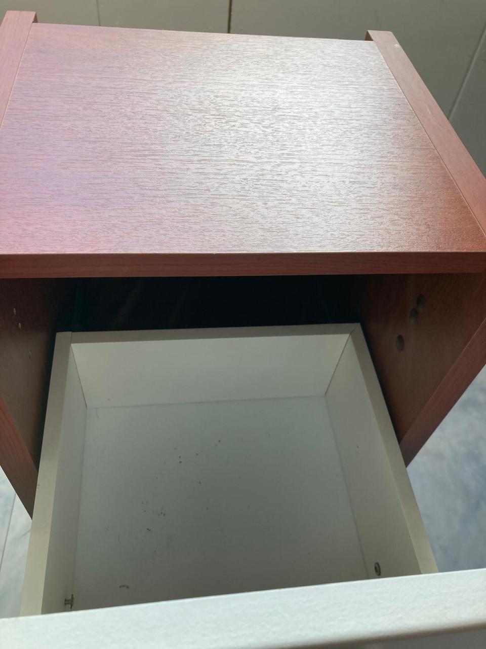 2 stuks nog in zeer goede staat, badkamerkastje