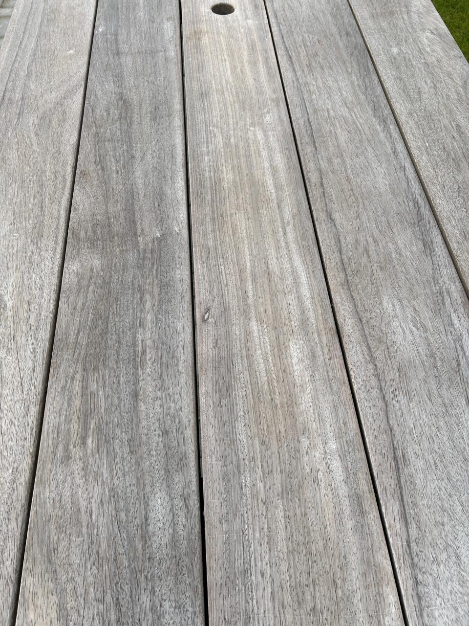 Padoek hardhouten tuintafel met stalen onderstel