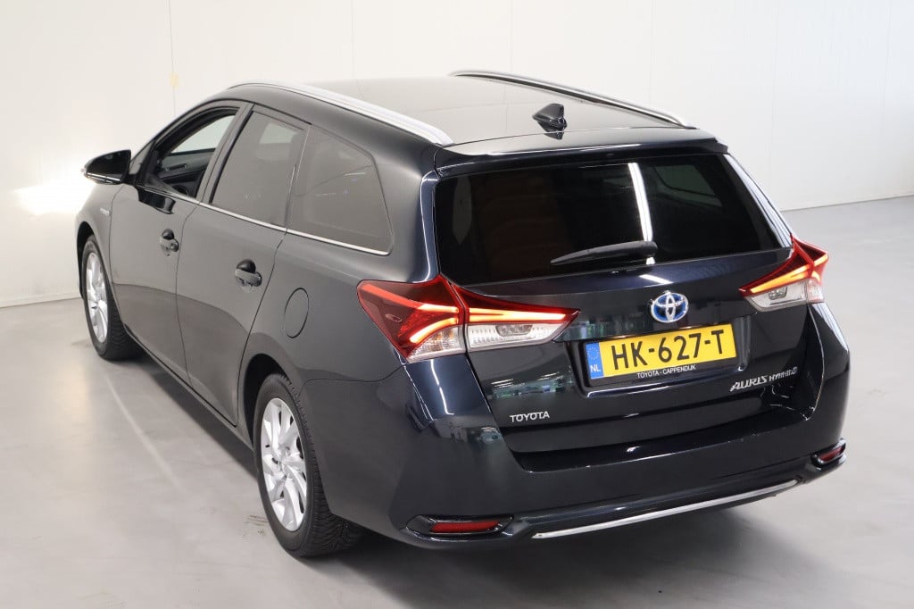 Toyota Auris 1.8 hybrid lease