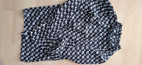 Zwarte "blouse" met lichtblauw motief maat 14