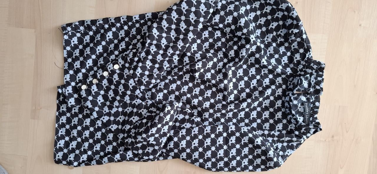 Zwarte "blouse" met lichtblauw motief maat 14
