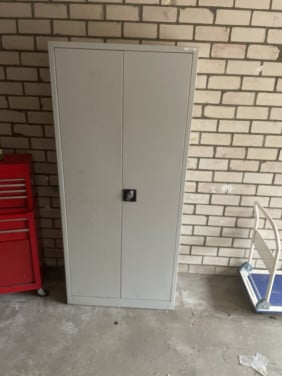 Te koop stalen twee deurs kast