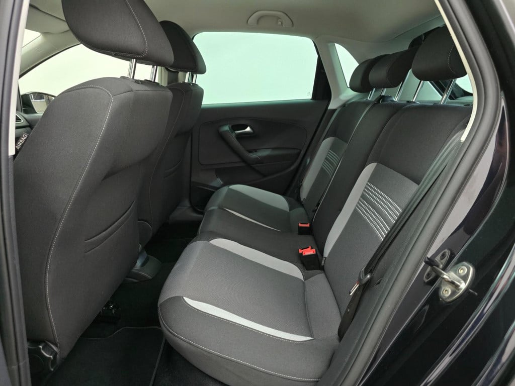 Volkswagen Polo occasion 1.2 tsi in zwart met cruisecontrol en sportieve lo