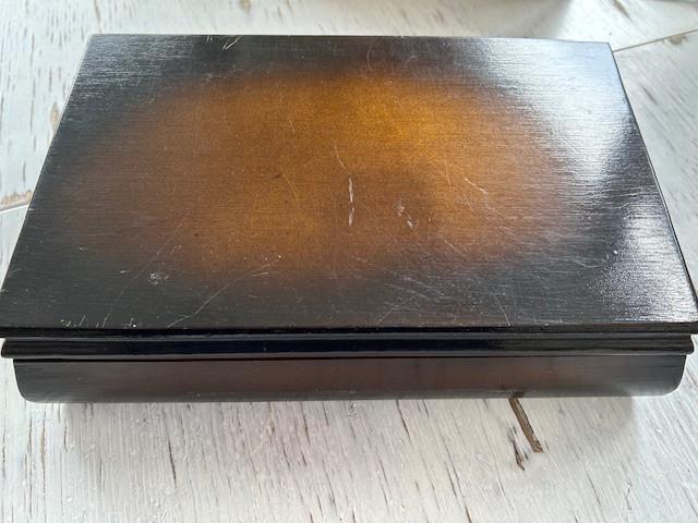 Houten naaidoos met inhoud.