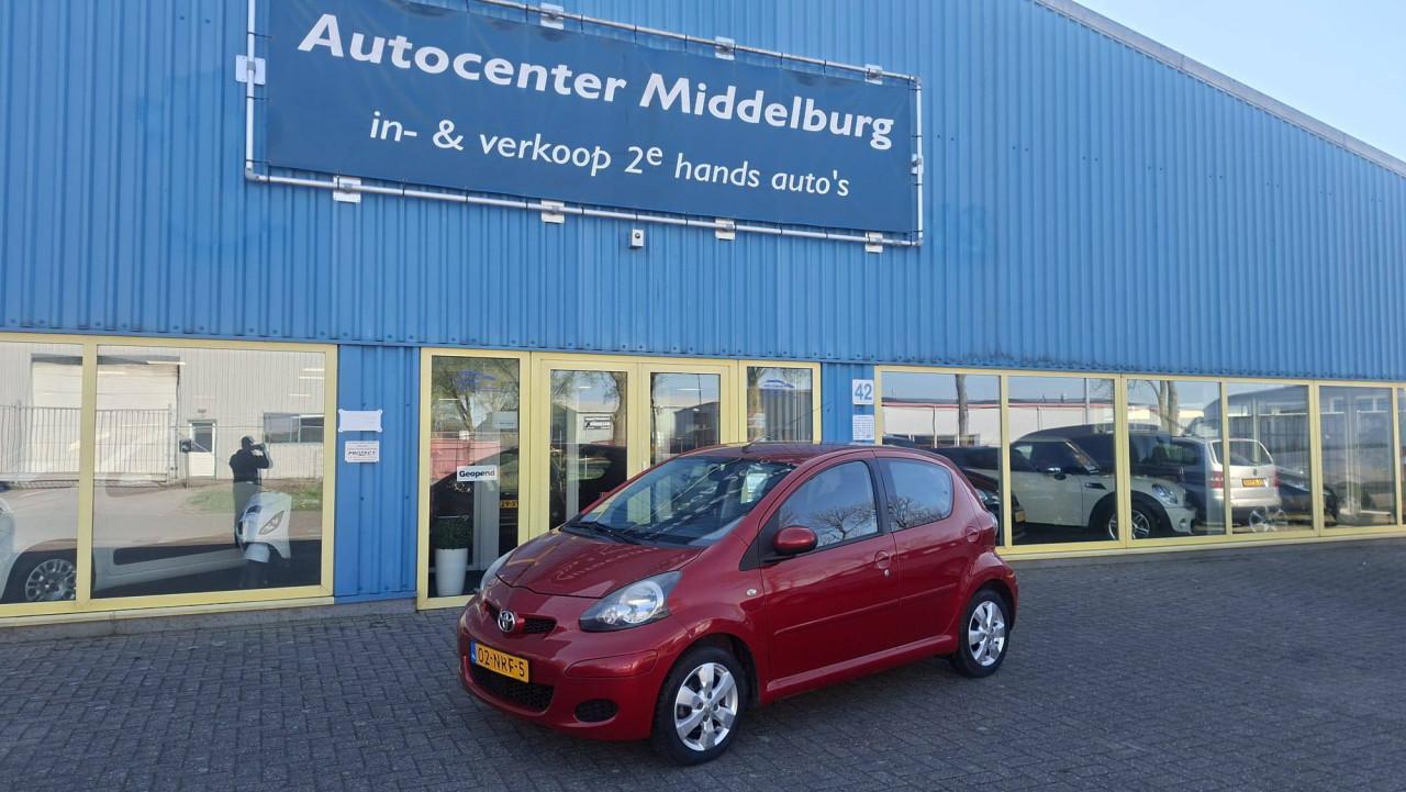 Toyota AYGO 1.0 12v Aspiration Red 5deurs bj:2010 airco leer apk 2027