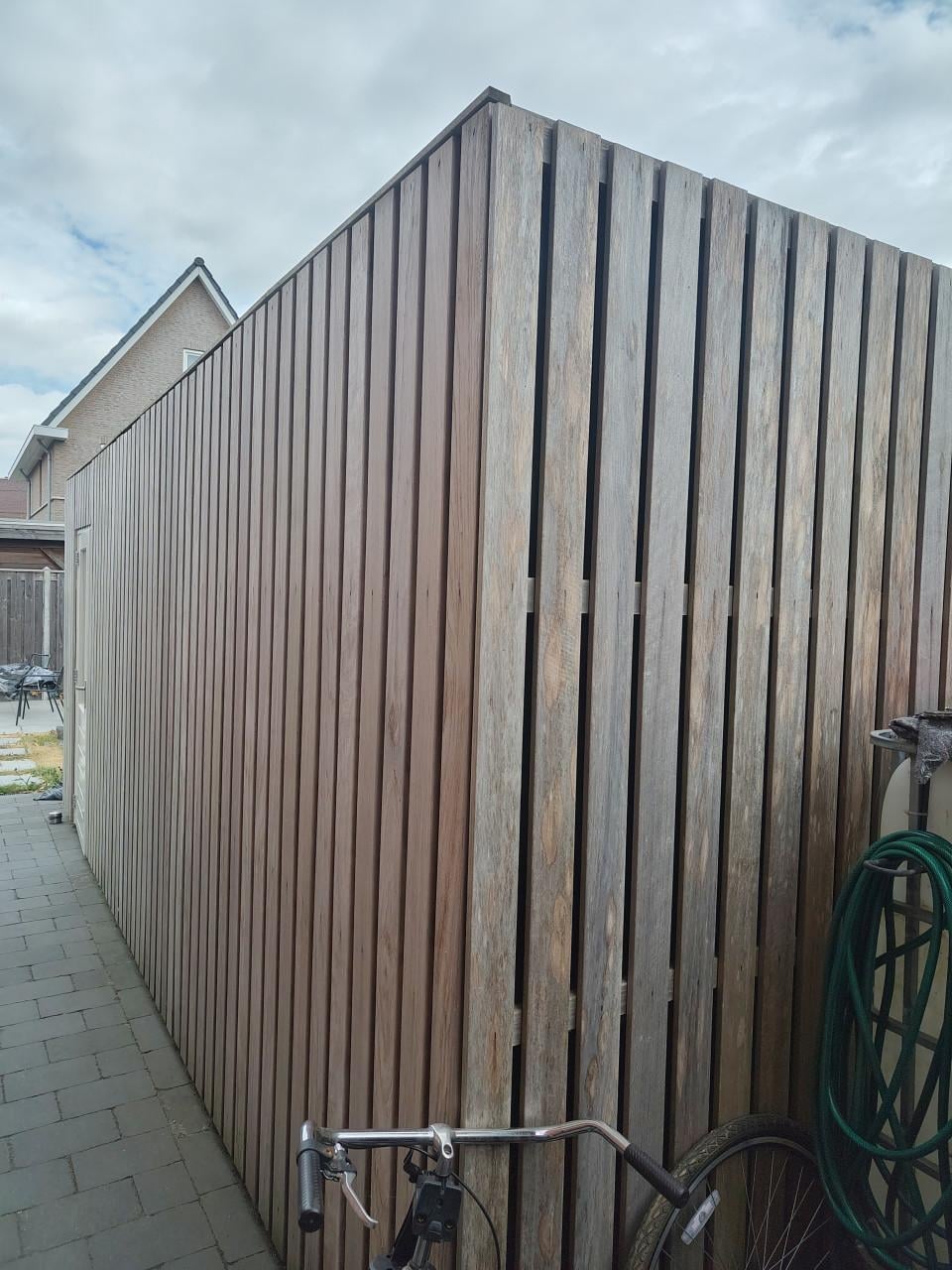 Gezocht: Sloper voor demontage houten berging + verwijderen betonplaat