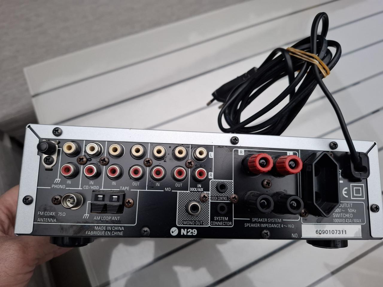 Denon DRA-F102 Receiver zilver.