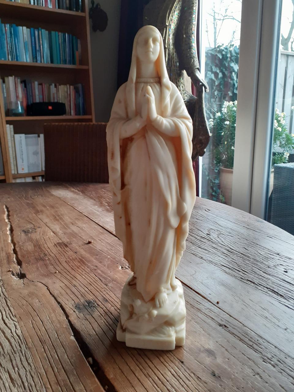 Mariabeeld. Puntgaaf.