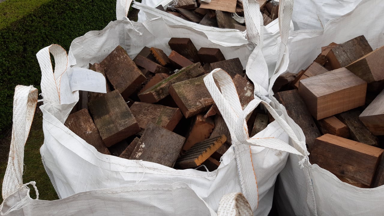 Azobe hard haardhout in big bags, lente aanbieding 75 euro big bag