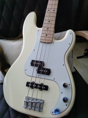 Squier Affinity PJ Bass Olympic White 2024 met extra slagplaten ZGAN
