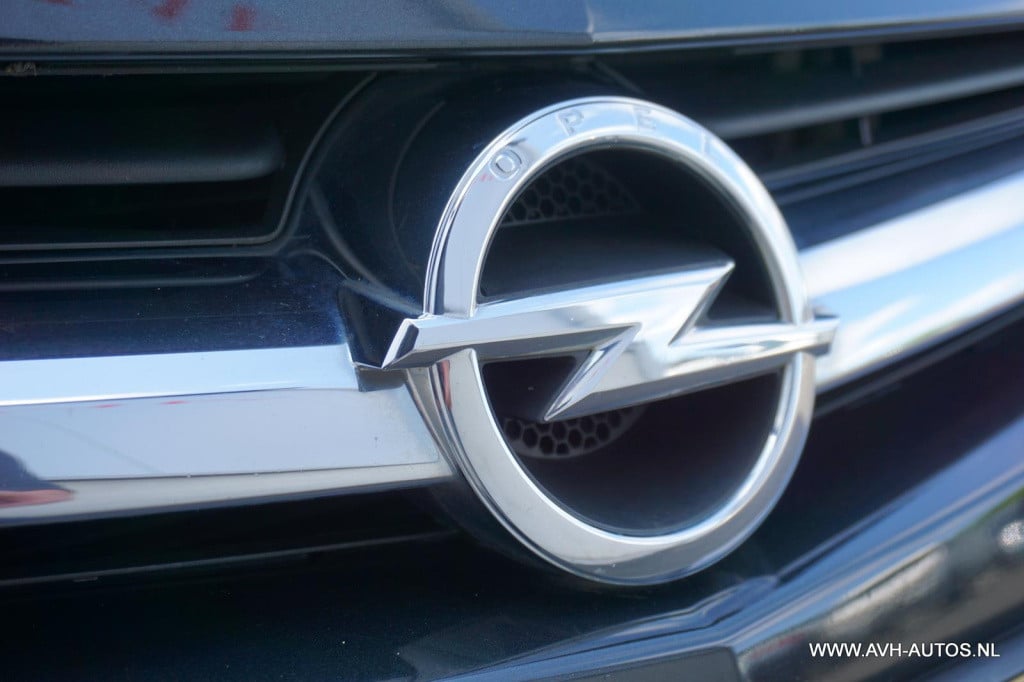 Opel Astra sports tourer 1.4 turbo sport +