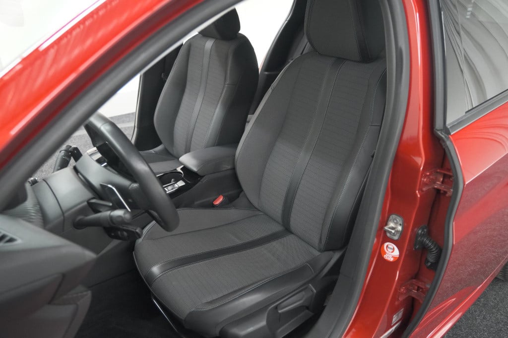 Peugeot 208 puretech 100 eat8 allure pack | camera | navigatie | apple carp