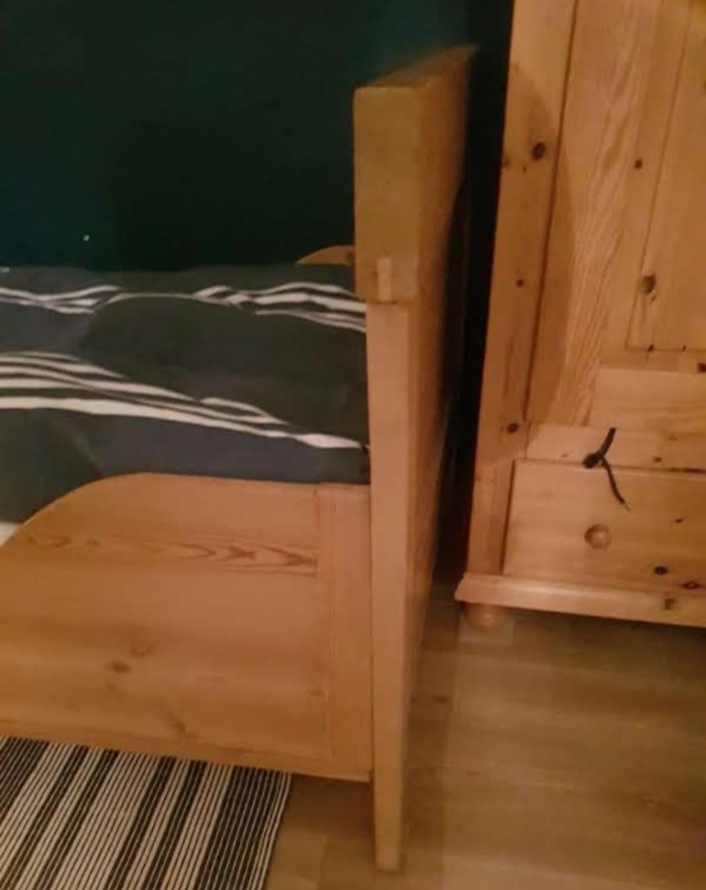 Prachtig antiek houten eenpersoonsbed met lattenbodem