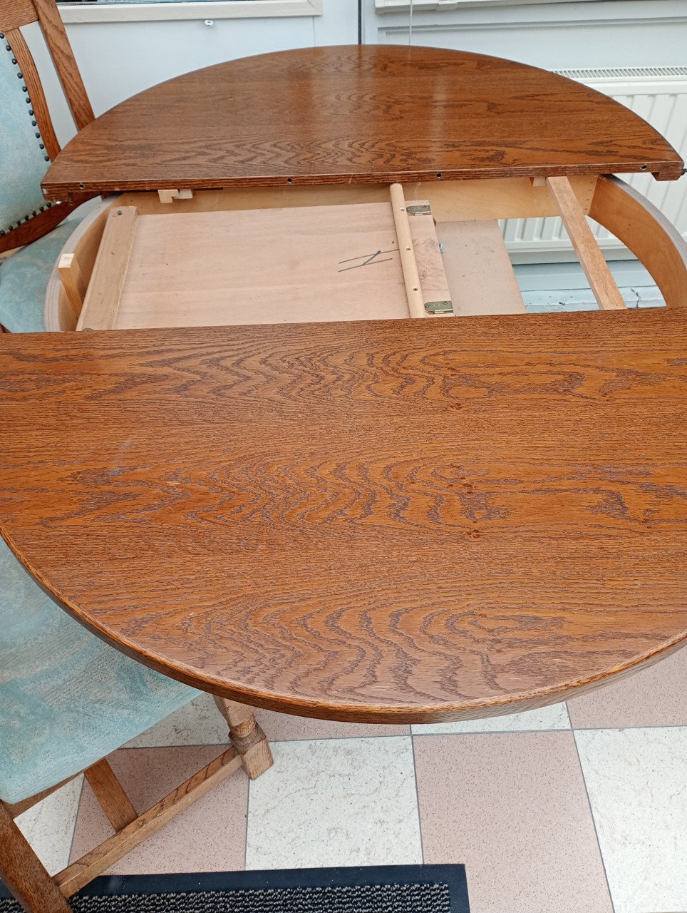 Eiken tafel met 4 stoelen. (gratis afhalen)