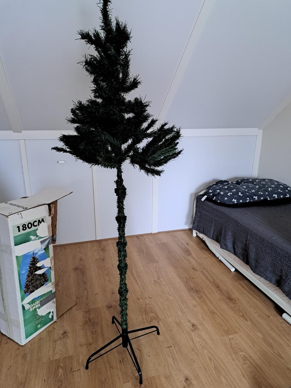 Kunstkerstboom 180 cm hoog alvast in huis voor 2026!