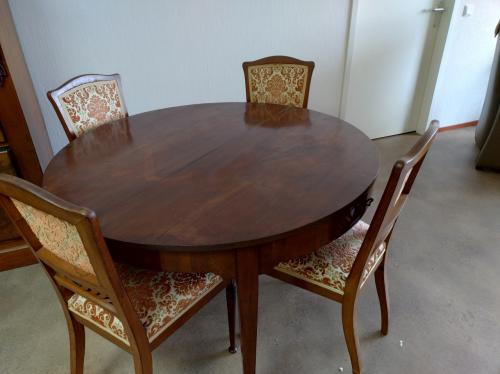 Ronde mahoniehouten tafel met 4 stoelen.
