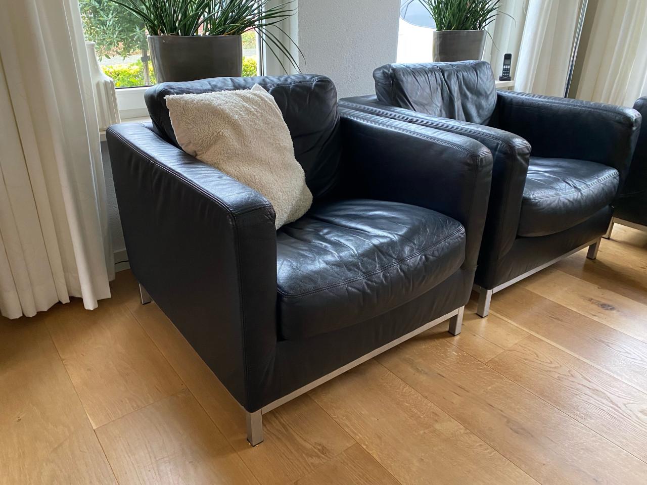 Moderne lederen bank en stoelen