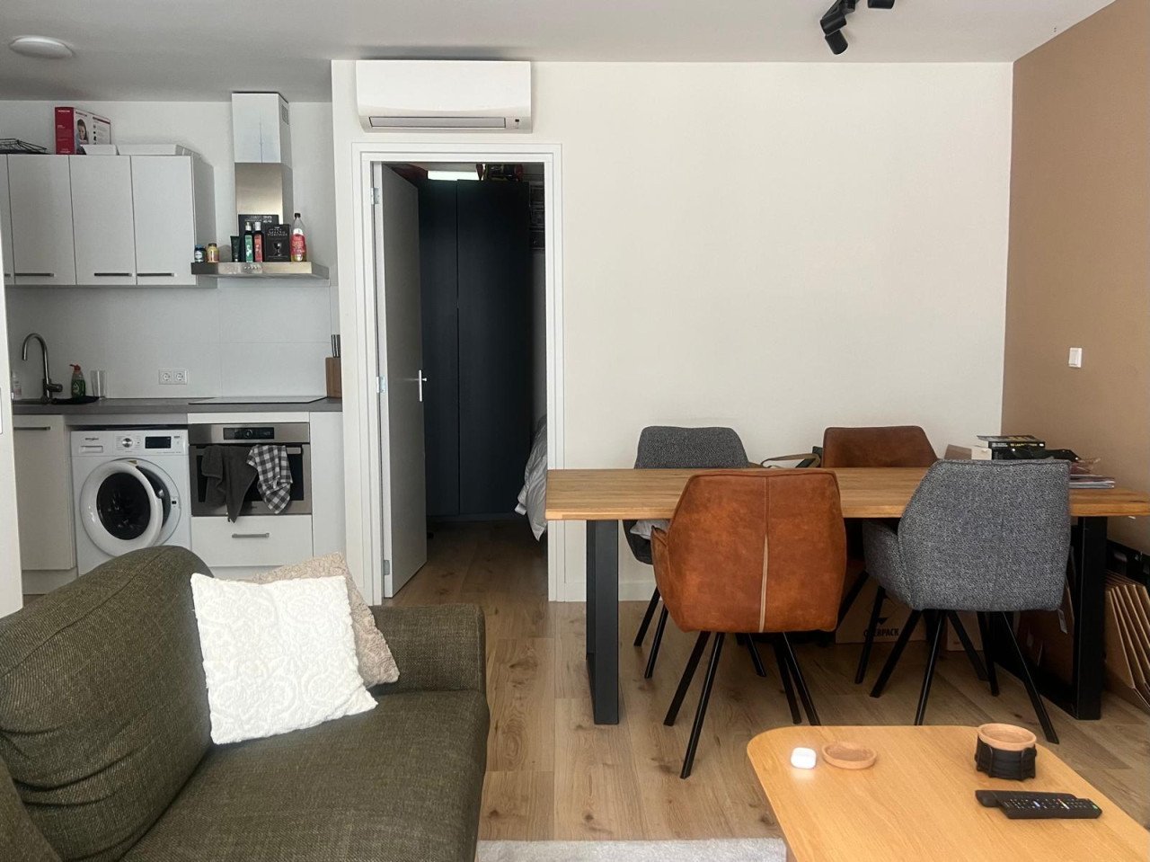 Set van vierstoelen, mogen ook 2 aan 2 weg
