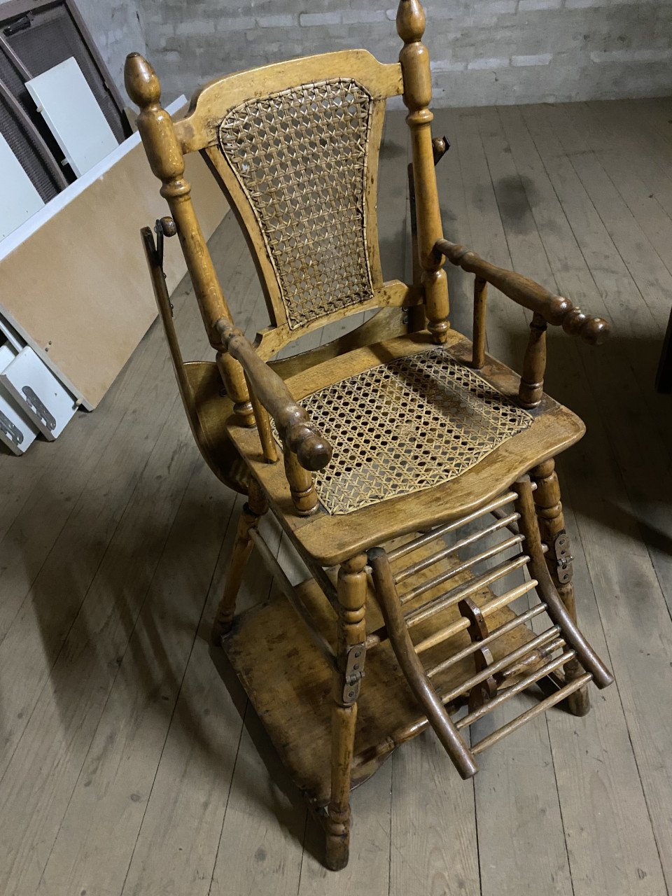 Antieke kinderstoel