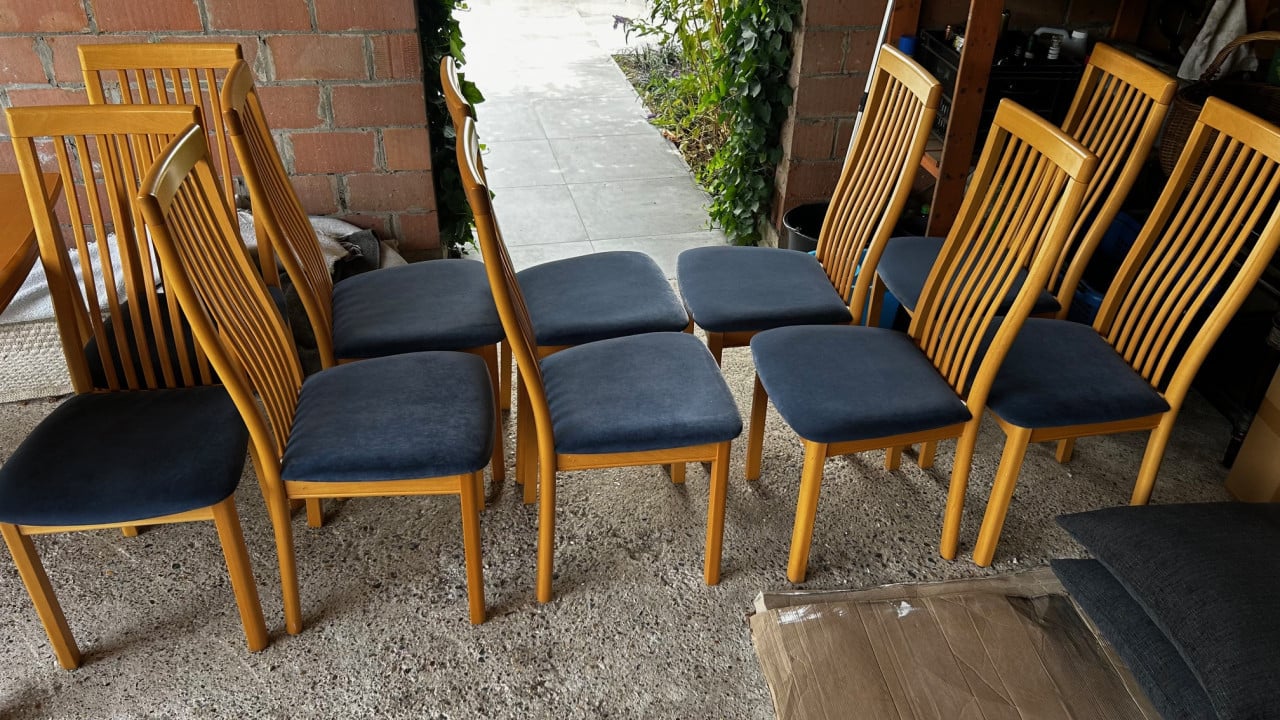 Eettafel met 10 stoelen