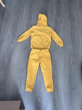 Joggingpakje maat 122.
