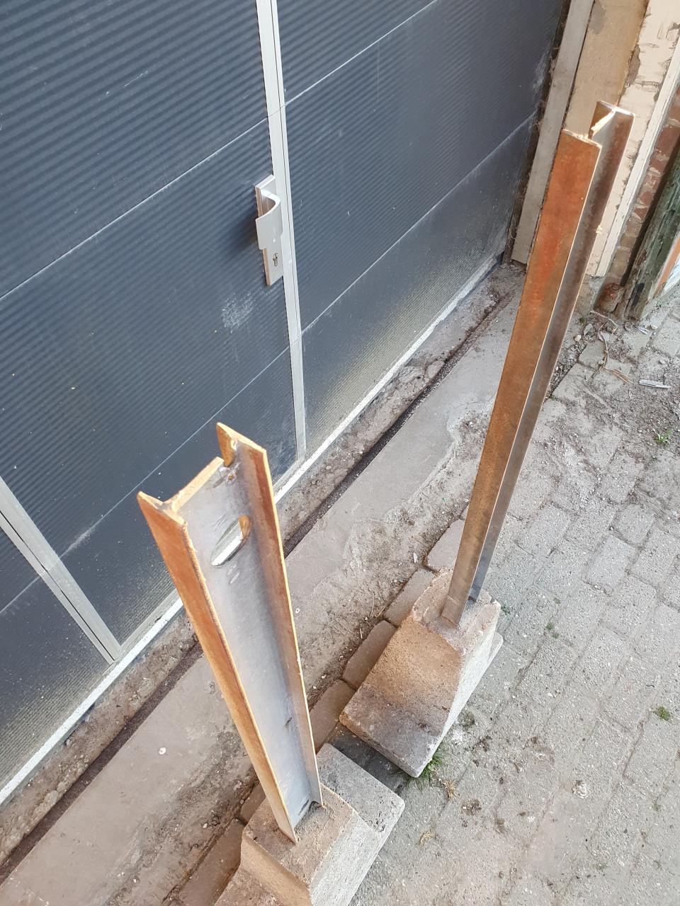 2x Betonpoer met H-profiel voor hek, schutting of volkstuin.