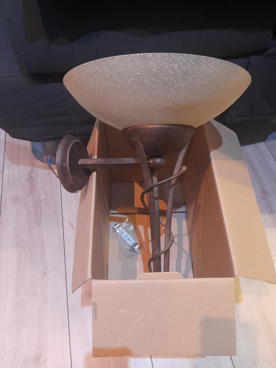 Wandlamp bronslook met glazen kap. gratis af te halen