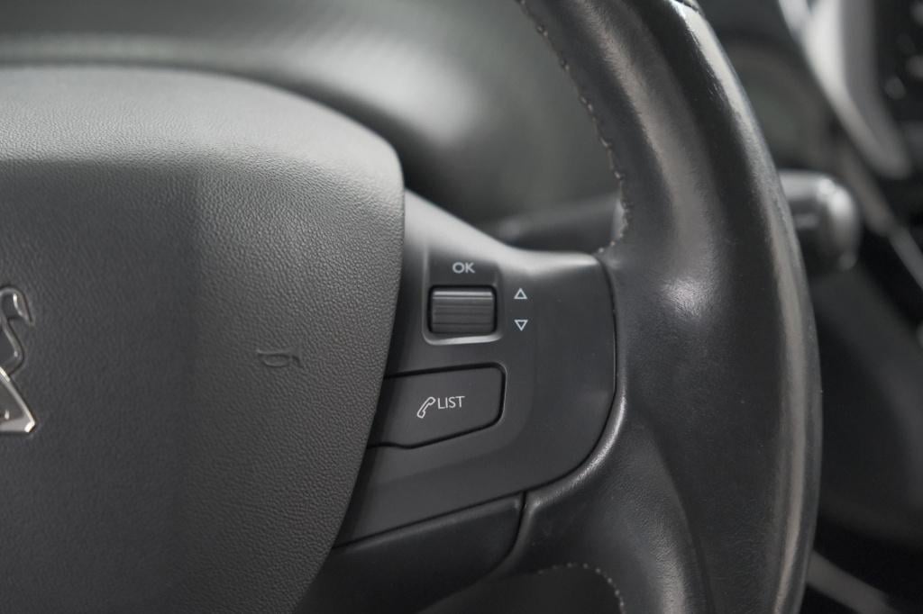 Peugeot 208 puretech 82 blue lease allure | parkeersensoren | climate contr