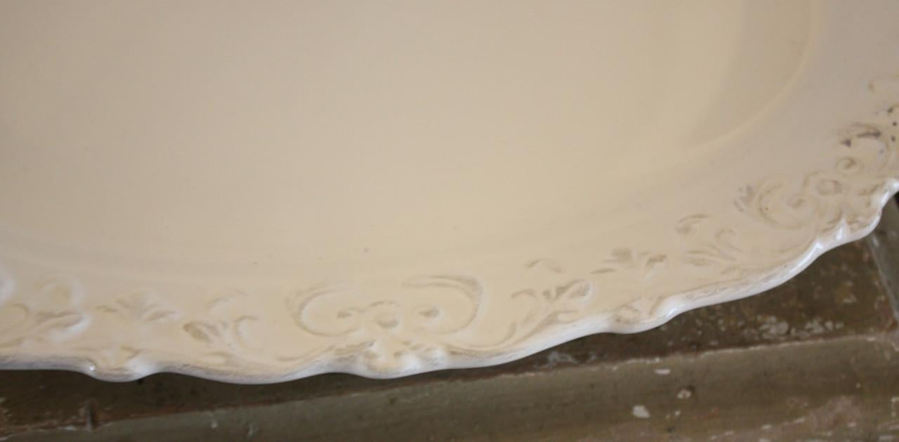 Schaal met bewerkte rand