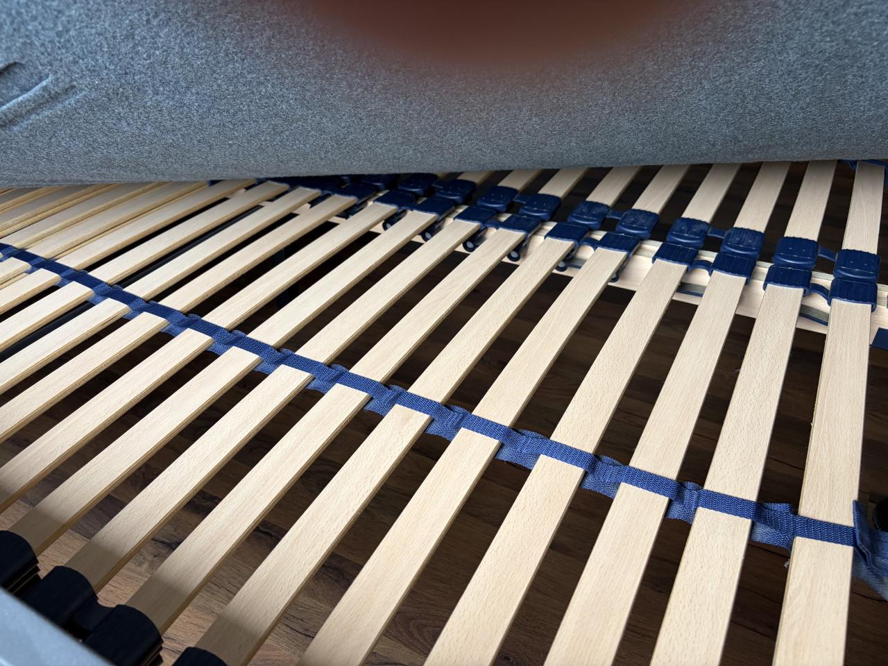 Compleet industrieel bed met nachtkastjes en auping matras