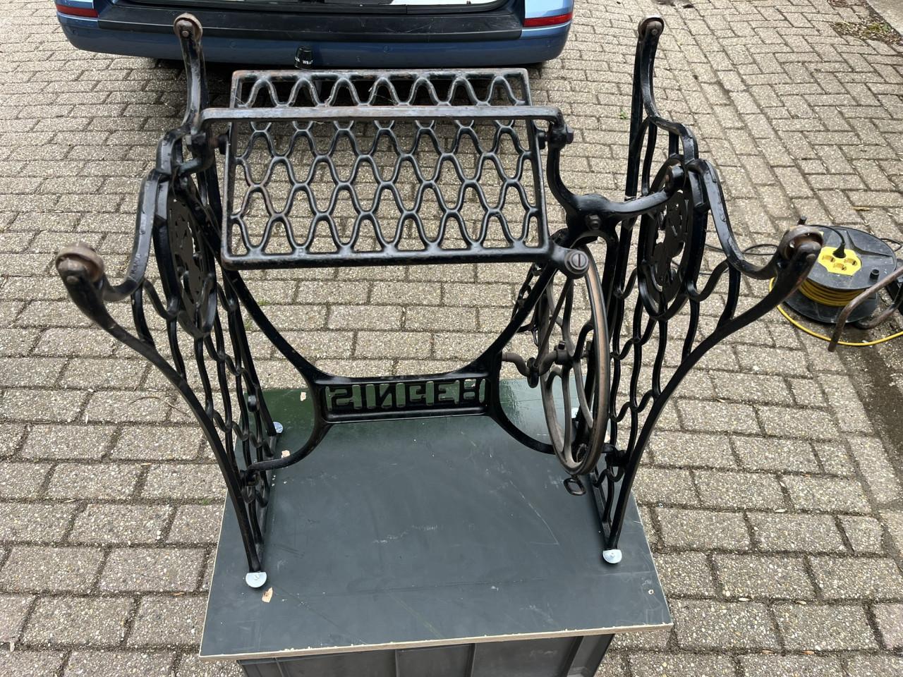 Tafeltje m Gietijzeren frame Singer naaimachine