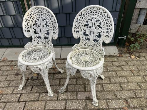 Bistrostoeltjes van gietijzer