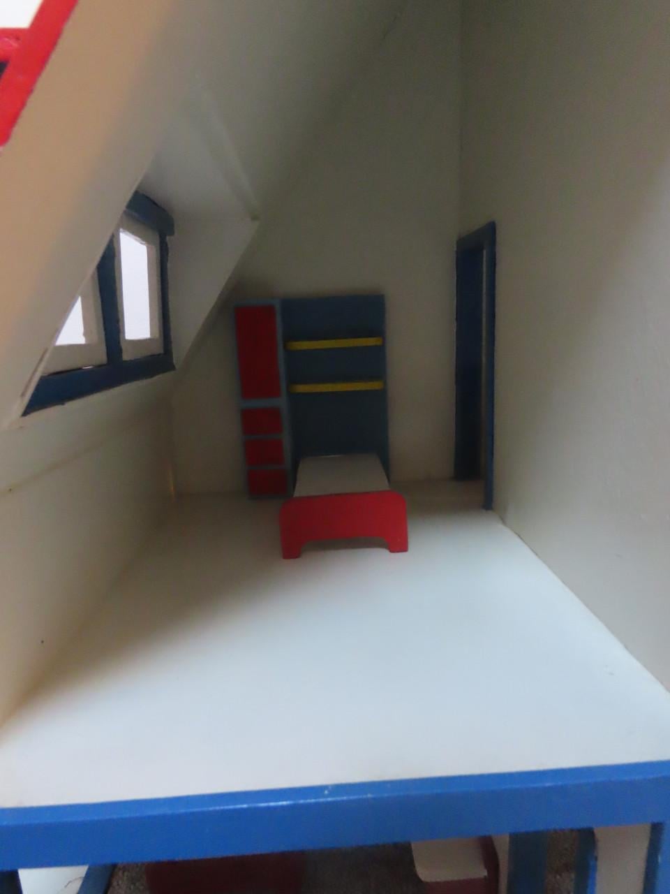 Houten poppenhuis incl meubeltjes