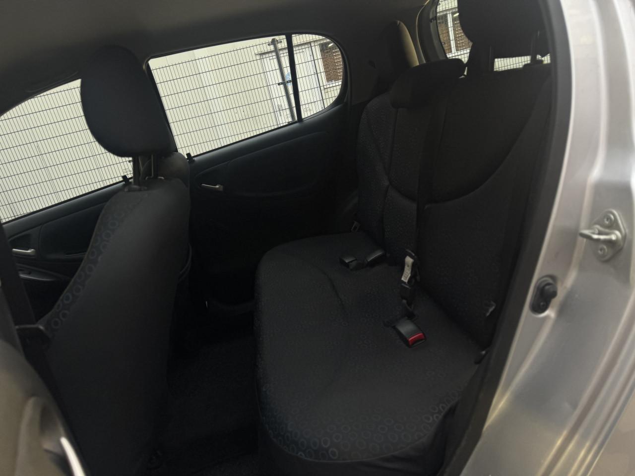 Toyota Yaris 1.3 VVT- i 5DR 2003 Zilver Apk Nap