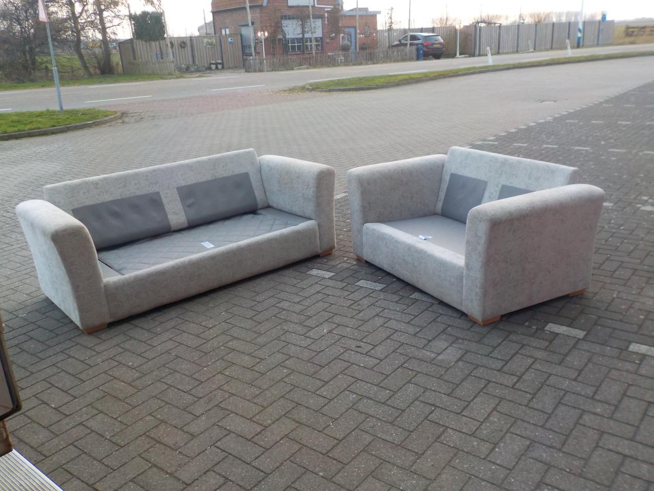 Stoffen slaapbank + tweezitsbank in goede staat