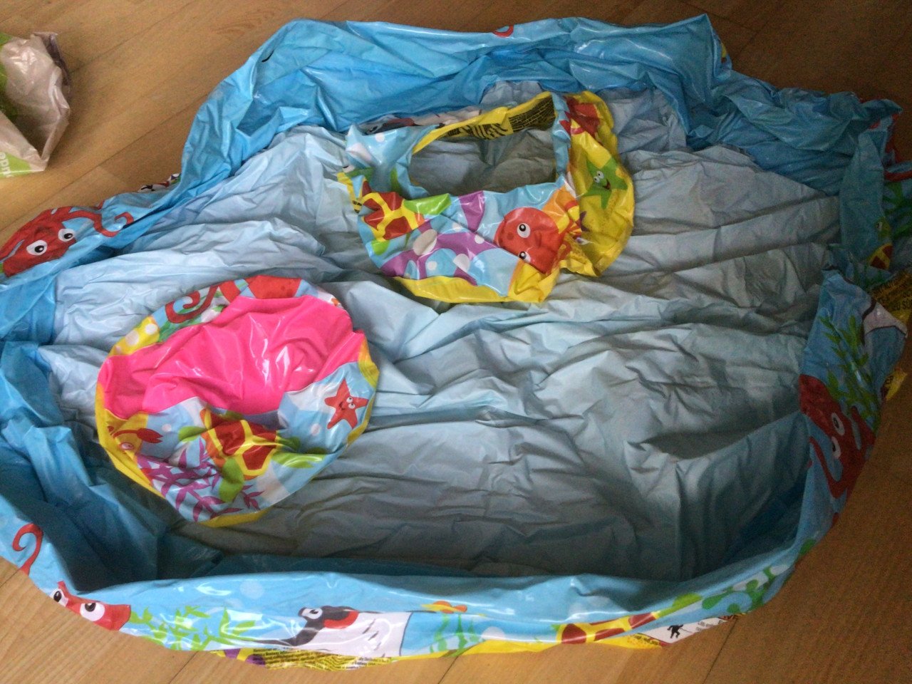 Kinderbadje met zwemband en bal