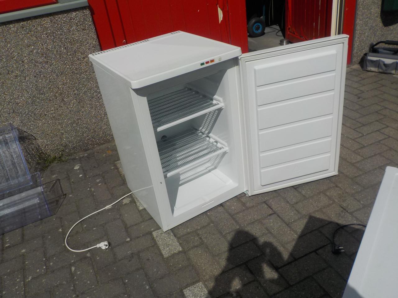 Tafelmodel zanussi diepvries met 3 laden in zeer goede staat