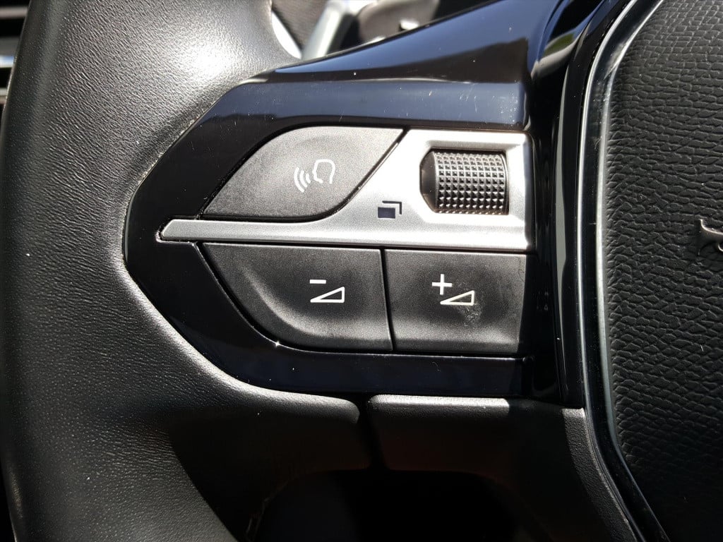 Peugeot 3008 1.2 puretech 130pk s&s eat8 allure | navi | bt | applecarplay&