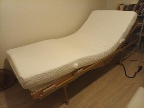 Elektrisch verstelbaar lattenbodem bed met nette, schone matras