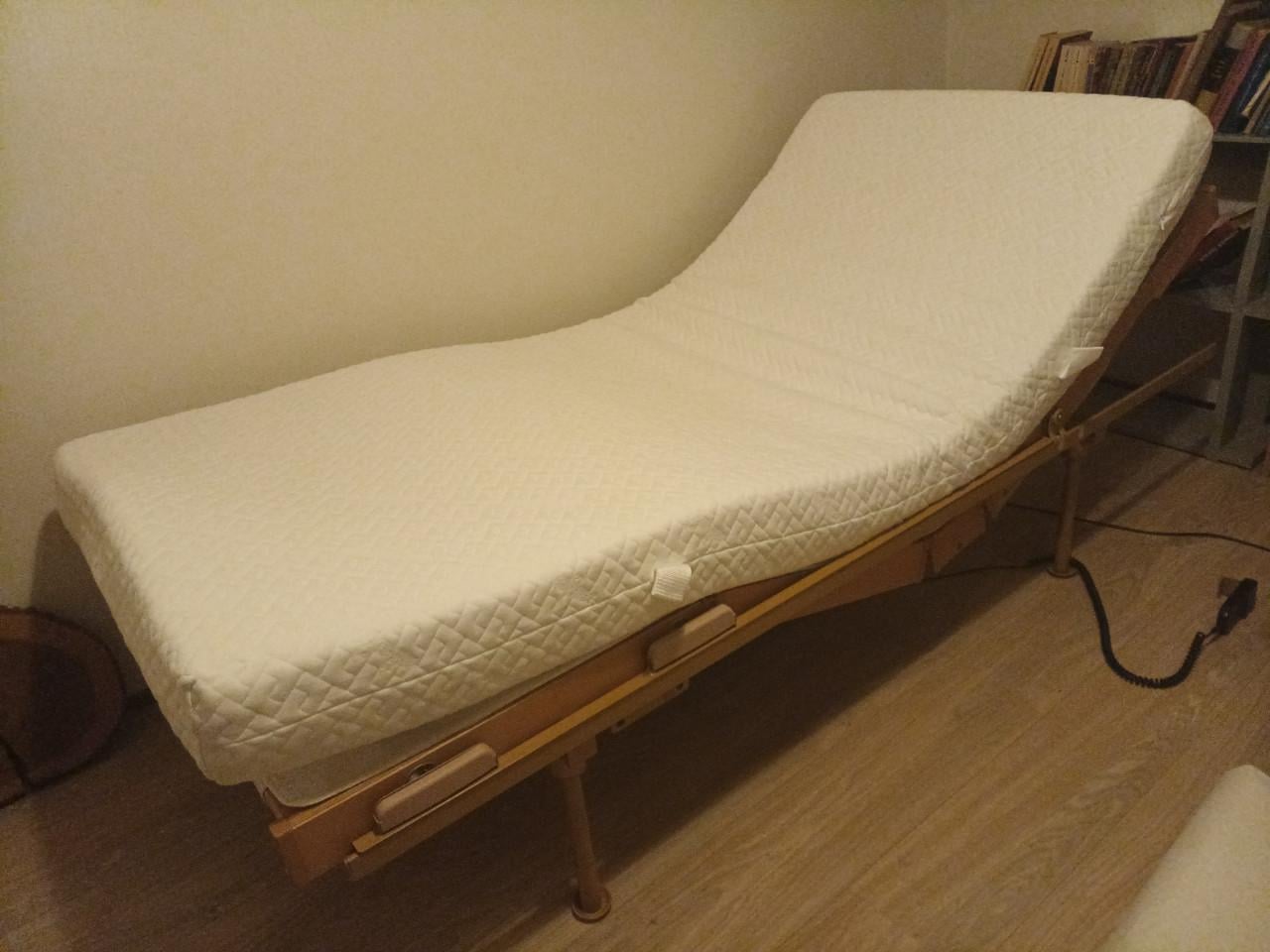 Elektrisch verstelbaar lattenbodem bed met nette, schone matras