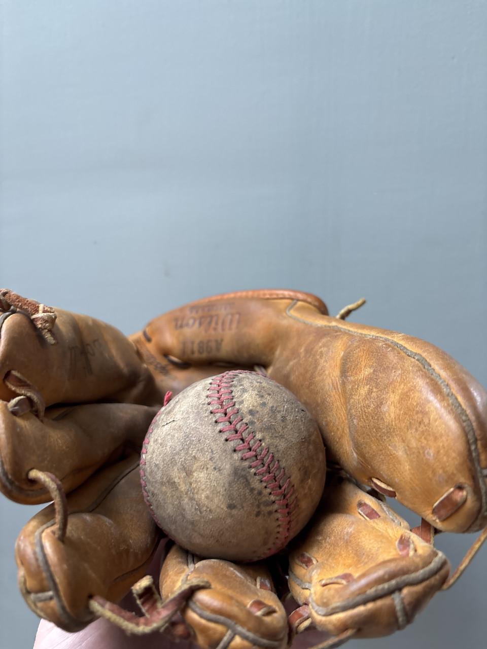 Wilson 'Ball Hawk Six' Vintage Softball Handschoen